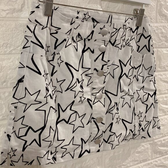 EXCELLENT CONDITION SKIRT | BLACK WHITE | STARS PATTERN | FOUR POCKETS - Picture 2 of 6